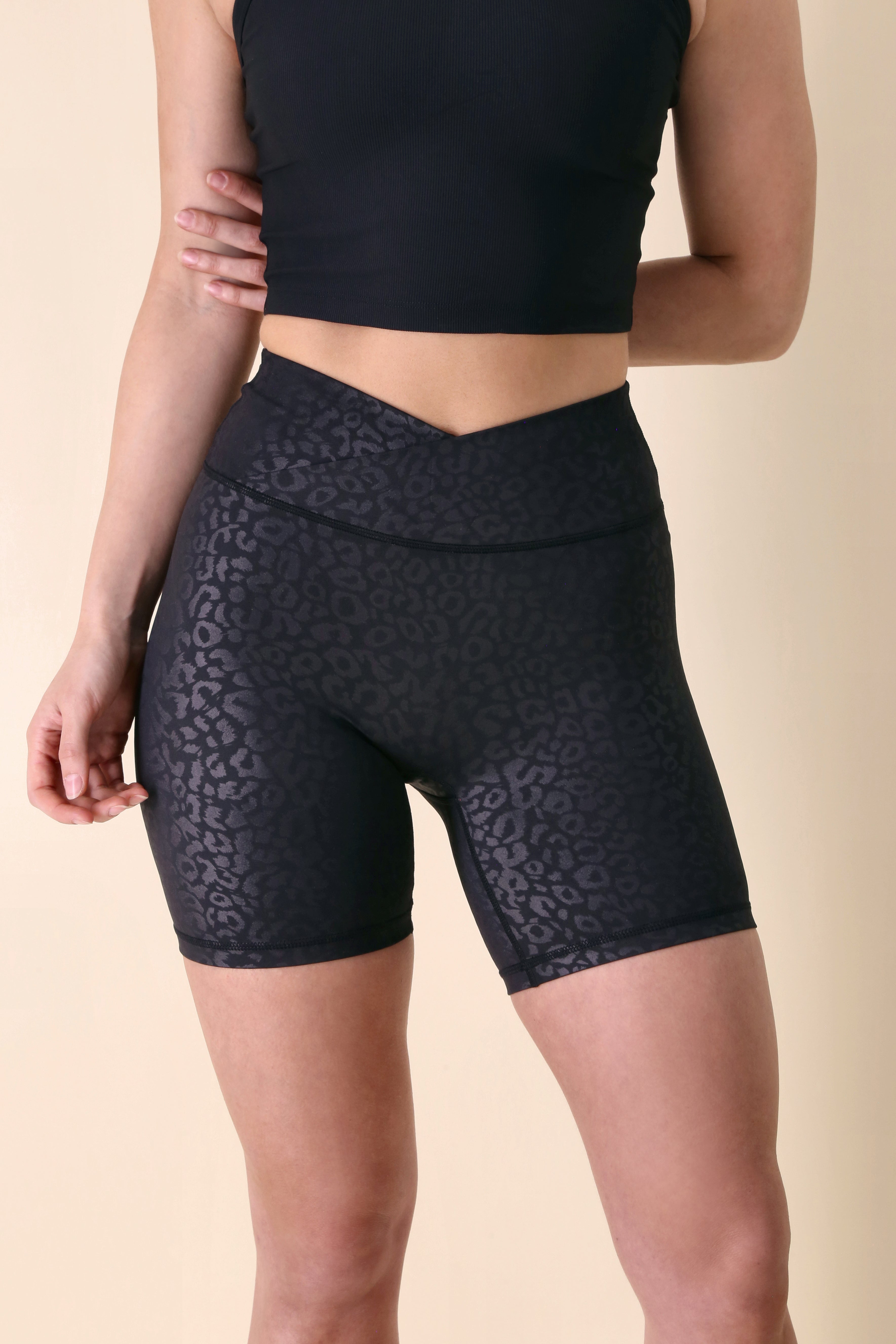 Short Venus – Short deportivo sostenible, tiro alto con corte en V, buena compresión y tejido respirable. - Black Leopard